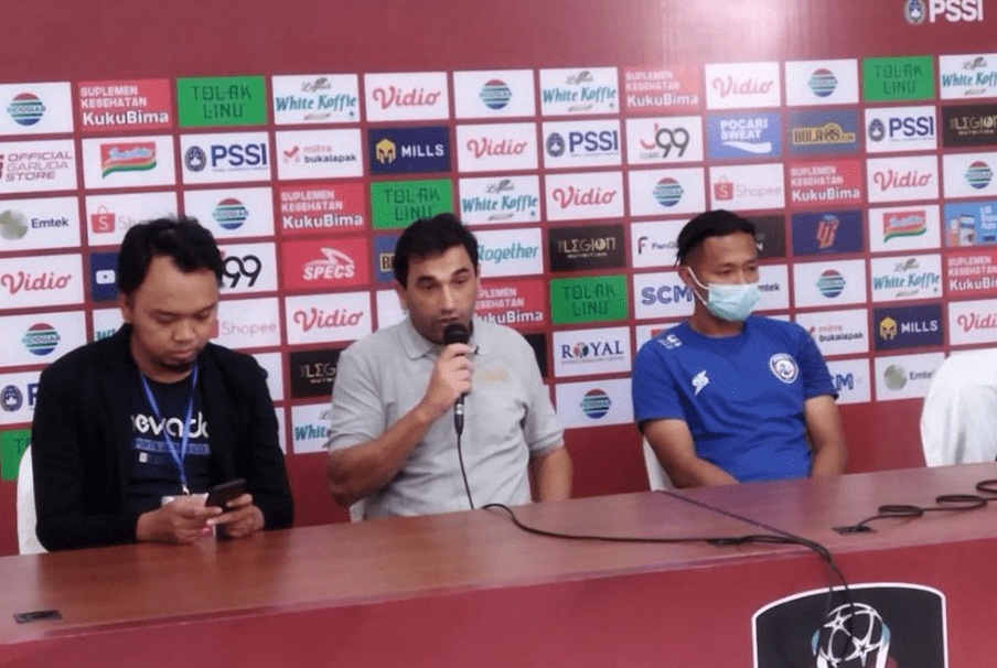 Perbandingan Pelatih Arema FC vs PSM Makassar