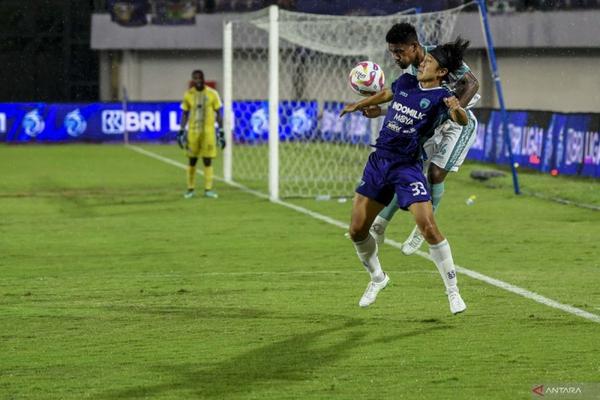 Persita Tangerang resmi mengonfirmasi berakhirnya kerja sama dengan Bae Sin Yeong Persita Tangerang resmi mengonfirmasi berakhirnya kerja sama dengan Bae Sin Yeong