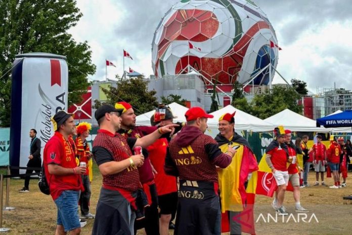 Suporter Belgia dan Selandia Baru Tetap Antusias Meski Laga Diguyur Gerimis