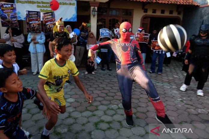 Relawan Berkostum Superhero Gelar Aksi untuk Menyambut Piala Dunia 2026