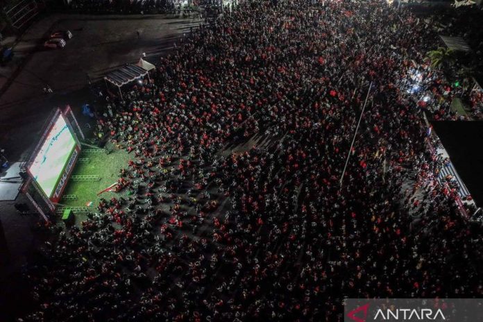 Suasana Nonton Bareng Laga Belanda Kontra Swedia di Ambon Menarik Perhatian
