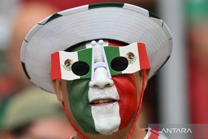 Aksi Suporter Meriahkan Pertandingan Timnas Meksiko Melawan Korea Selatan