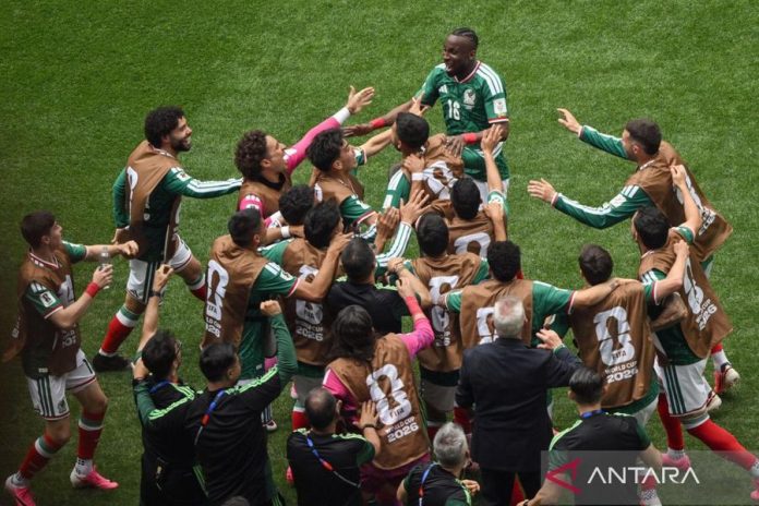 Laga Diwarnai Tiga Kartu Merah, Meksiko Kalahkan Afrika Selatan 2-0