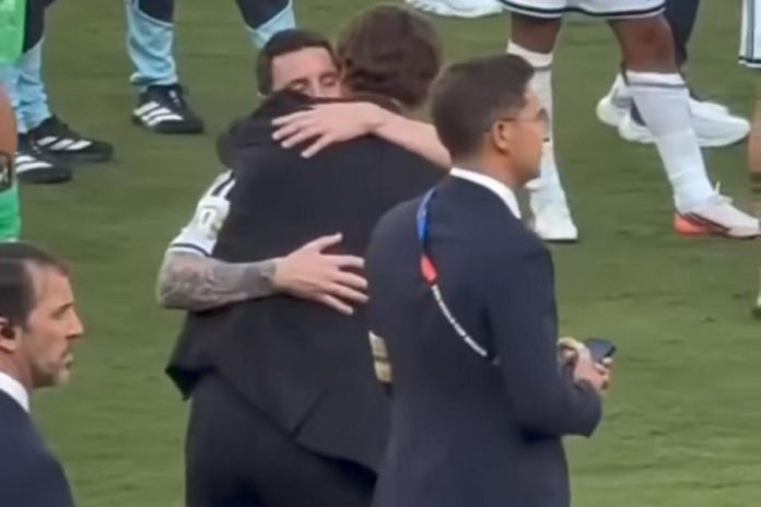 Momen Ramos Memeluk Messi Seusai Final Piala Dunia 2026 Menjadi Perhatian Momen Ramos Memeluk Messi Seusai Final Piala Dunia 2026 Menjadi Perhatian