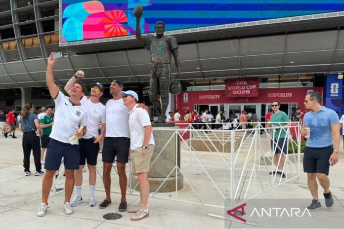 Patung Dan Marino Menjadi Daya Tarik Pengunjung untuk Berfoto di Stadion Miami
