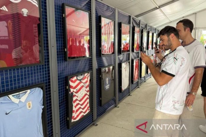 Pameran Jersei Bertanda Tangan Tim Piala Dunia 2026 Ramai Dikunjungi Suporter
