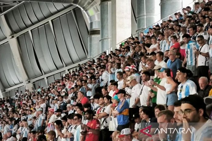 Pendukung Timnas Inggris dan Argentina Saling Balas Nyanyian Lagu Kebangsaan