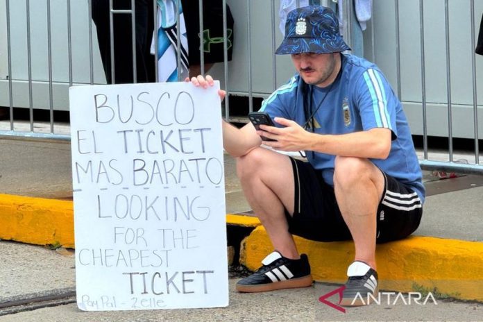 Suporter Berburu Tiket di Stadion Mercedes-Benz, Berharap Mendapat Keberuntungan