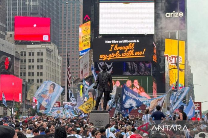 Ribuan suporter Argentina berkumpul hingga memadati Times Square New York Ribuan suporter Argentina berkumpul hingga memadati Times Square New York