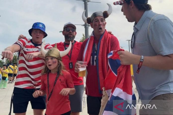 Suporter Norwegia Ramaikan Dalam dan Luar Stadion New Jersey dengan Viking Row