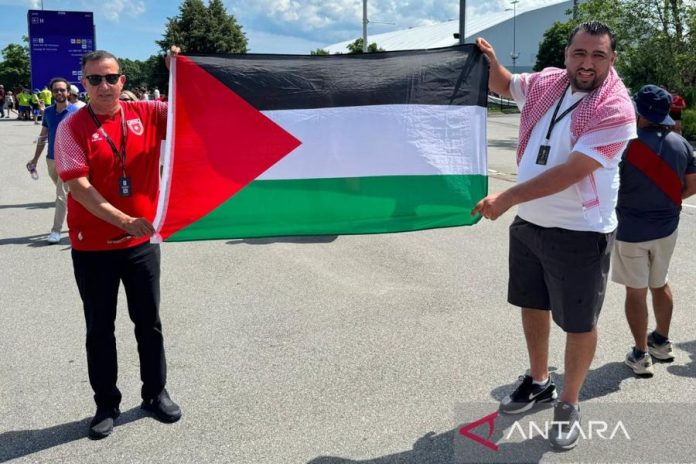 Bendera Palestina Terlihat Berkibar di Stadion Boston dalam Momen Sepak Bola