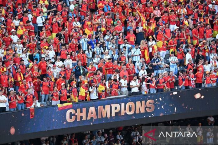 Suporter Spanyol Rayakan Gelar Juara Dunia, Sempat Singgung Lionel Messi Suporter Spanyol Rayakan Gelar Juara Dunia, Sempat Singgung Lionel Messi