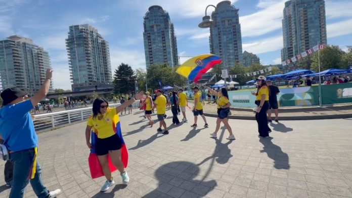 Suporter ramaikan laga penutup Piala Dunia di Vancouver dengan antusias