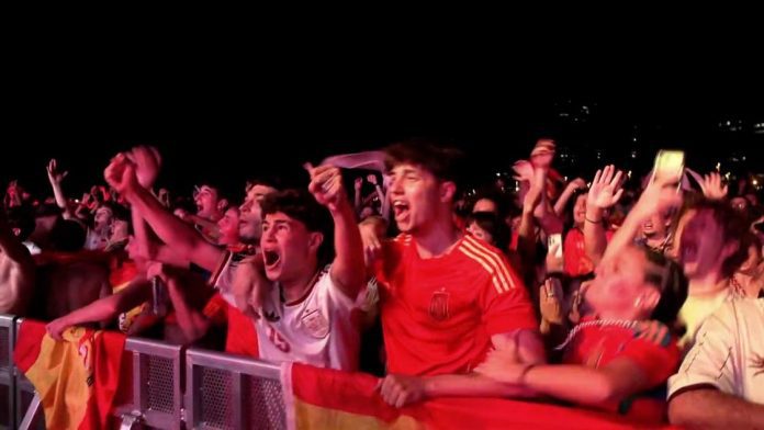 Kemenangan Spanyol atas Argentina disambut perayaan warga Barcelona seusai laga sepak bola Kemenangan Spanyol atas Argentina disambut perayaan warga Barcelona seusai laga sepak bola