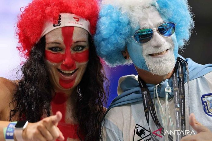 Aksi unik suporter mewarnai jalannya laga semifinal Inggris melawan Argentina