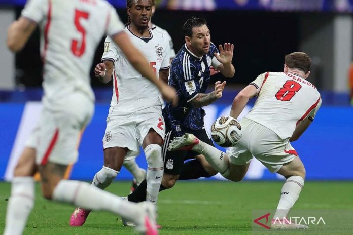 Usai Kekalahan di Semifinal, Suporter Inggris Beri Apresiasi kepada Lionel Messi Usai Kekalahan di Semifinal, Suporter Inggris Beri Apresiasi kepada Lionel Messi